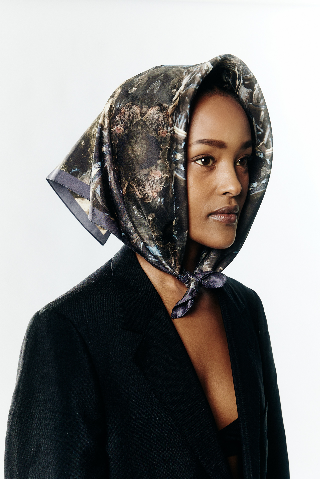 Tellur 90 — Square 87 × 87 cm — 100% silk