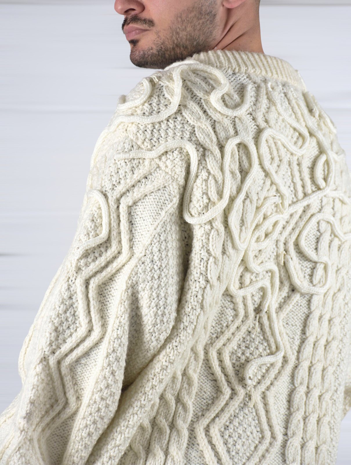 Pull surcyclé à torsades serpents et yeux perlés